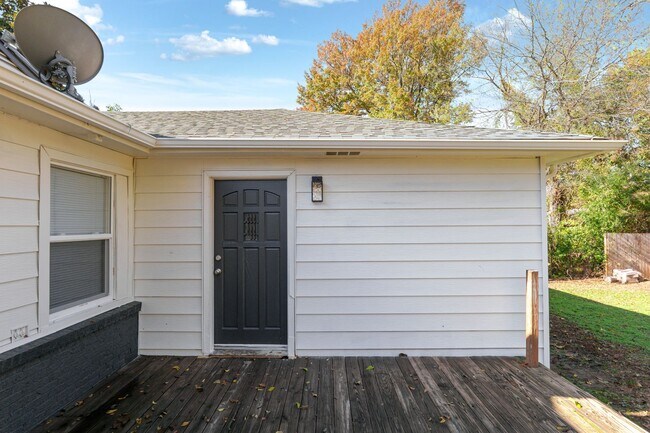 Building Photo - 3BR/1BA Home with W/D Hookups + Holiday Move-In Special $250 !!