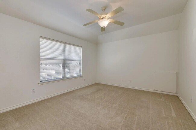 Building Photo - 132 Lakeway Dr