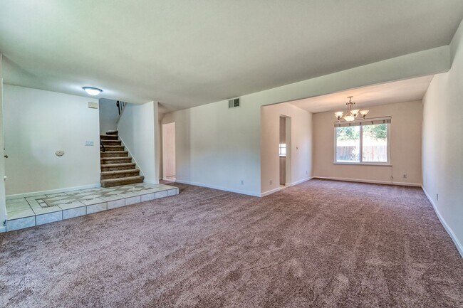 Building Photo - LARGE 5-bedroom 3 bath home in a great loc...