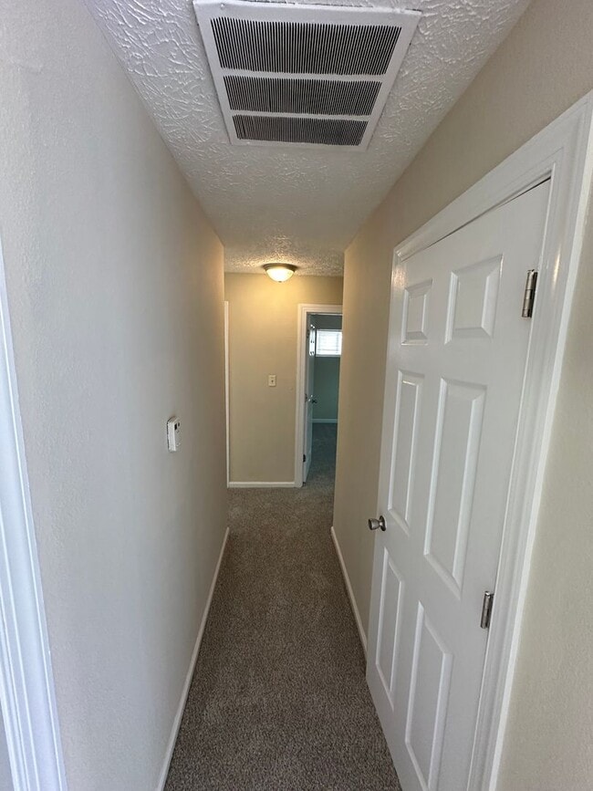 Building Photo - 3 Bed / 1.5 Bath Home located in Lawrence Township!