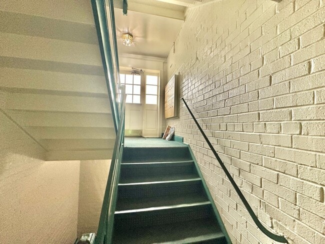 Building Photo - FREE RENT! Sail into this 2BR 1BA at the M...