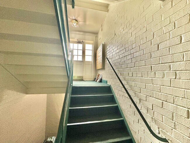 Building Photo - SAVE ALMOST $200 SPECIAL* Sail into this 2BR 1BA at the Mayflower Condominiums in Alexandria incl...