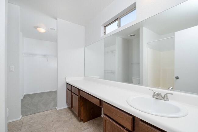 Building Photo - 4 bed, 2.5 bath, 2,251 sqft