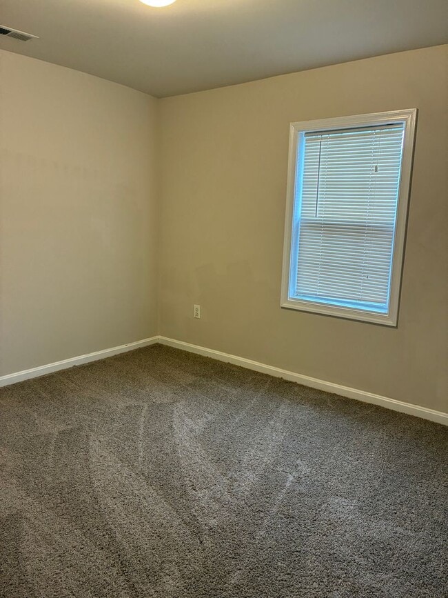 Building Photo - Beautifully Updated 3 Bedroom, 2 Bath Sing...