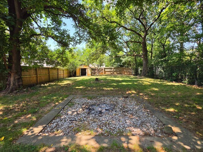 Building Photo - Charming 3 Bed 1.5 Bath home walkable to campus