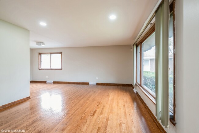 Building Photo - 70 Frances Ln