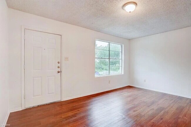Building Photo - 714 Martindale Rd