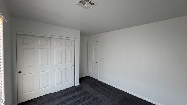 Building Photo - SW 2 story 4 bdrm Large yard