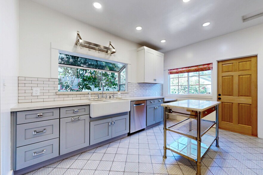 Building Photo - 1845 Las Lunas St