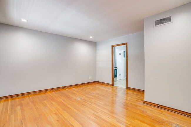 Building Photo - Historic 2 bed, 1 bath Apartment in Covete...
