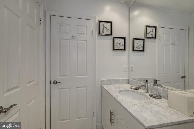 Building Photo - 1800 N Quinn St