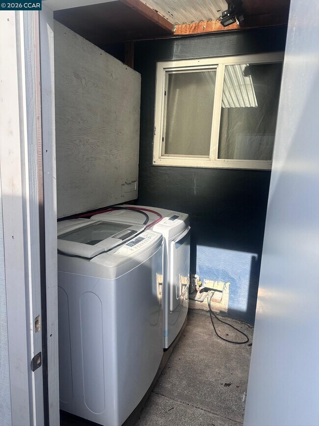 Building Photo - 924 E Meadow Ave