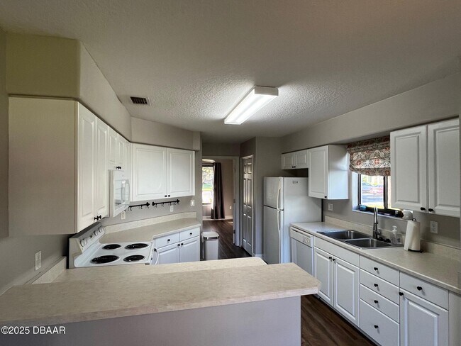 Building Photo - 138 Blue Heron Dr