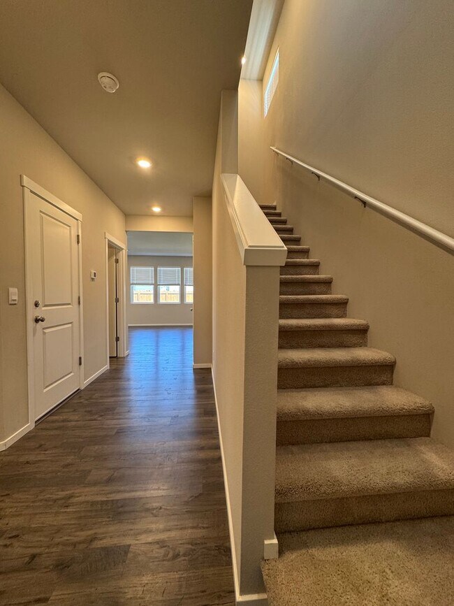 Building Photo - Modern 4-Bed Home for Rent