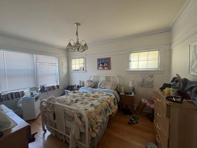 Building Photo - 3348-1 W Sunnyside 2bed/1bath