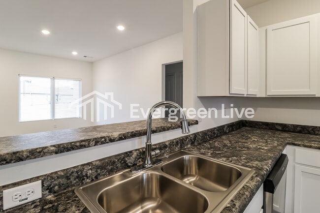 Building Photo - 163 Meadow Dr