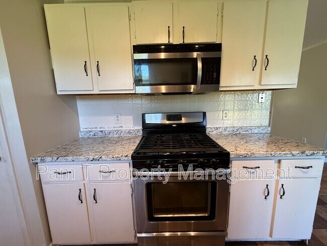 Building Photo - 211 Holiday Dr