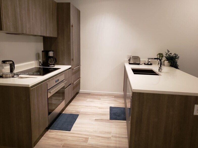 Building Photo - 801 S Miami Ave