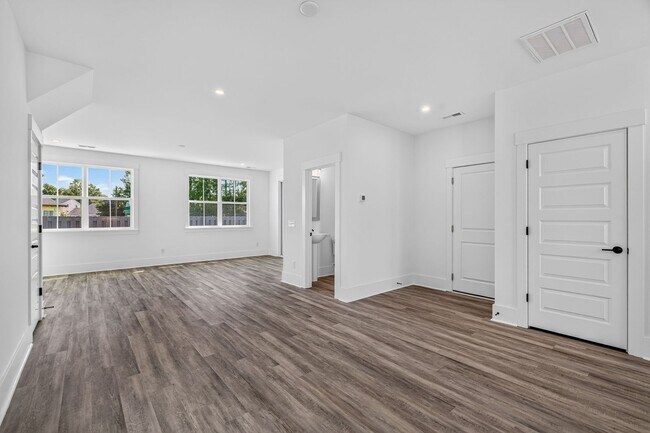 Building Photo - Modern Comfort in the Heart of Johns Island