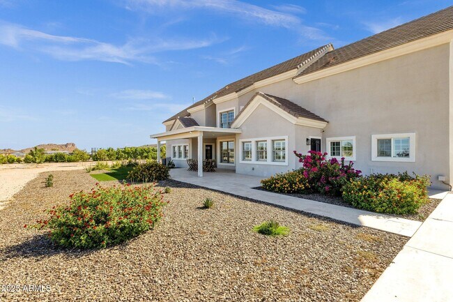 Building Photo - 856 W Quail Cir