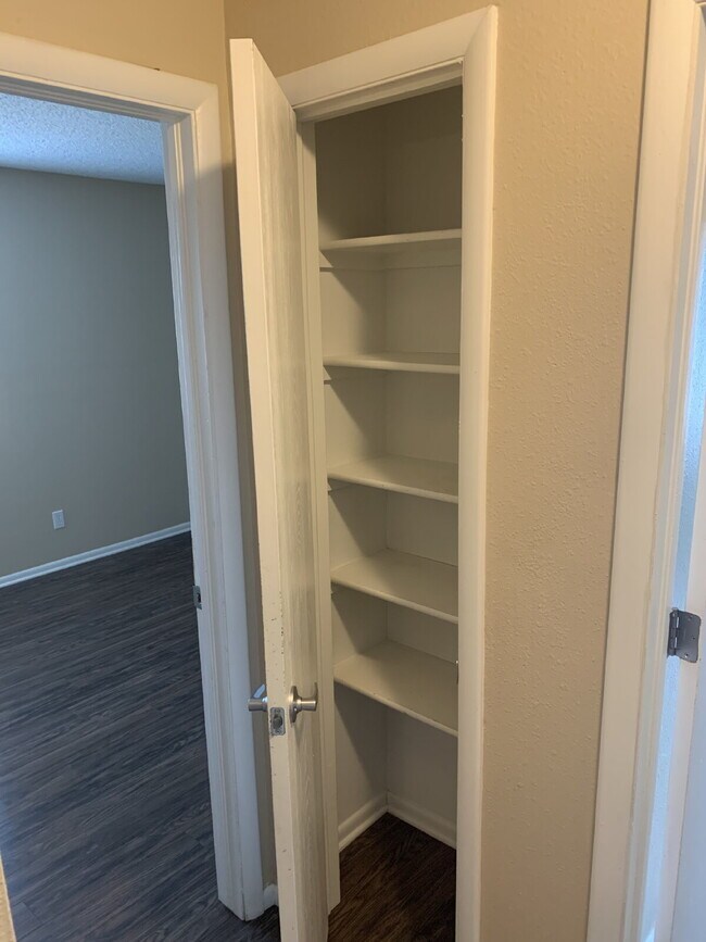 Building Photo - 2 Bedroom with Garage for Rent