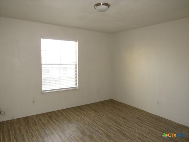 Building Photo - 1904 Cedarhill Dr