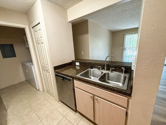 Building Photo - Windsor Park #523 - Pet Friendly!