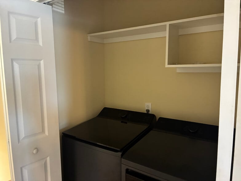 Building Photo - Room in Townhome on Windermere Dr