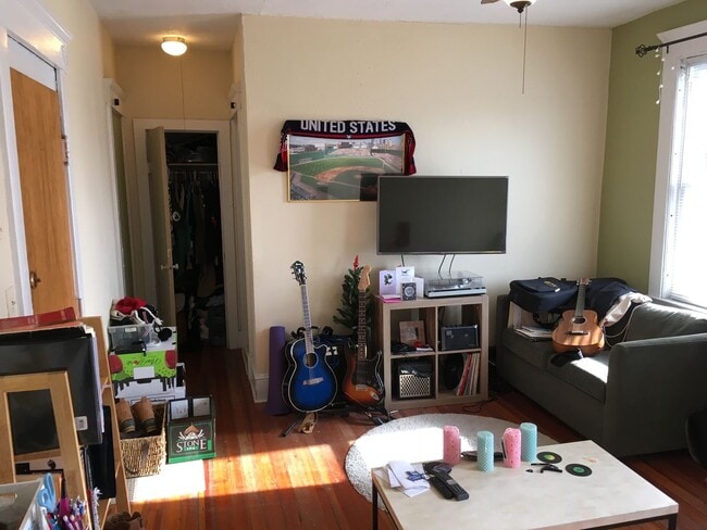Building Photo - Bright 1BR in East Rock | Gas & Hot Water Included | Steps from Yale & Trails