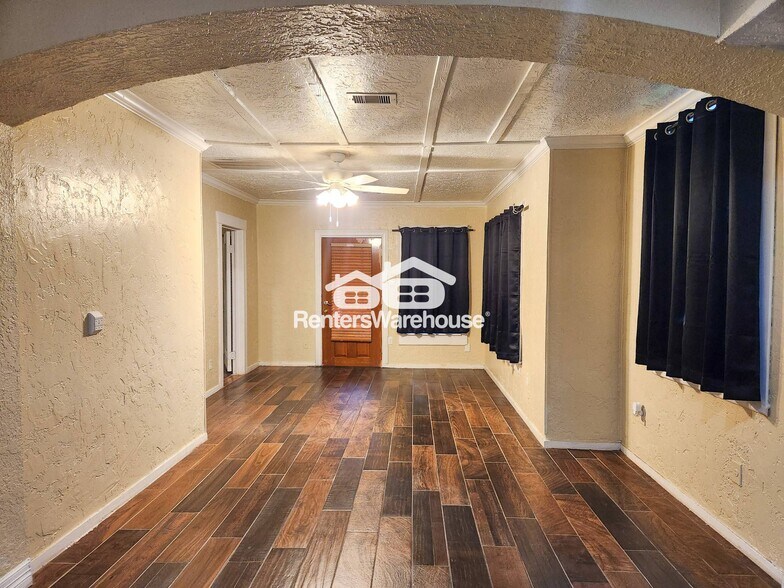 Building Photo - 2222 Hogg St