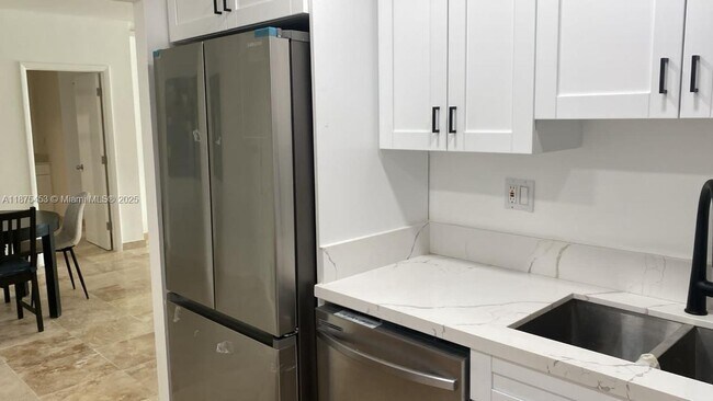 Building Photo - 500 Bayview Dr