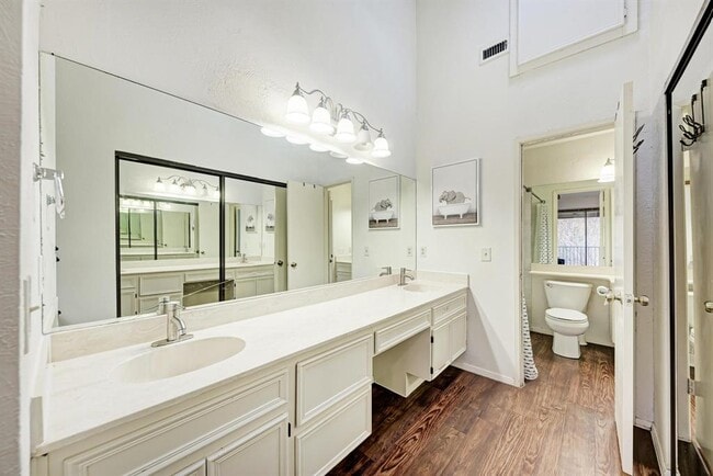 Building Photo - 1938 Holly Hill Dr