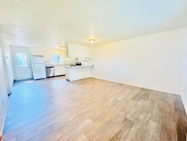 Building Photo - Very Cute Nampa 2 bd, 1b Home with private...
