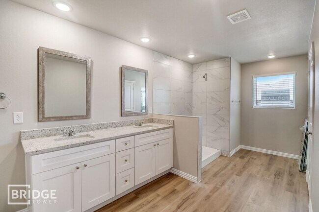 Building Photo - 1008 E Golden Ln