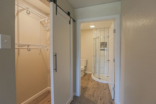 Building Photo - Pre Leasing for fall 2026! 4/2 in Medical District