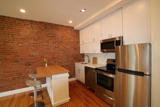 Building Photo - 142 Sussex St