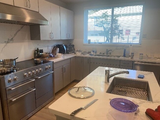 Building Photo - Newer construction large 3 story home