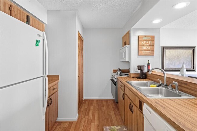 Building Photo - 29300 Bay Hollow Dr