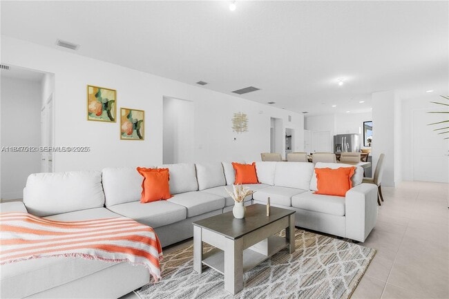 Building Photo - 5061 Penella Ave