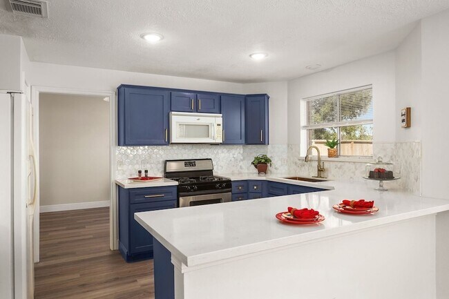 Building Photo - 3803 Redbud Dr