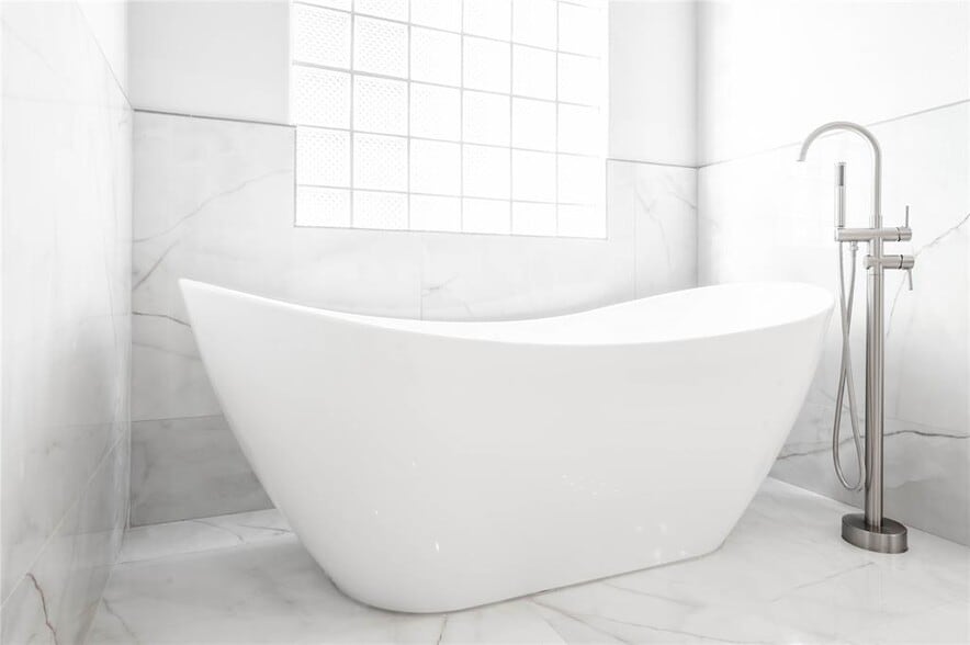 Elegant Soaker Tub Perfect For Relaxing After A Long Day! - 643 Hartman St