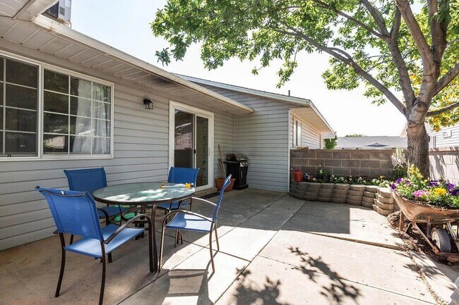 Building Photo - Easy Living! 3 Bedroom Home Condo in St. G...