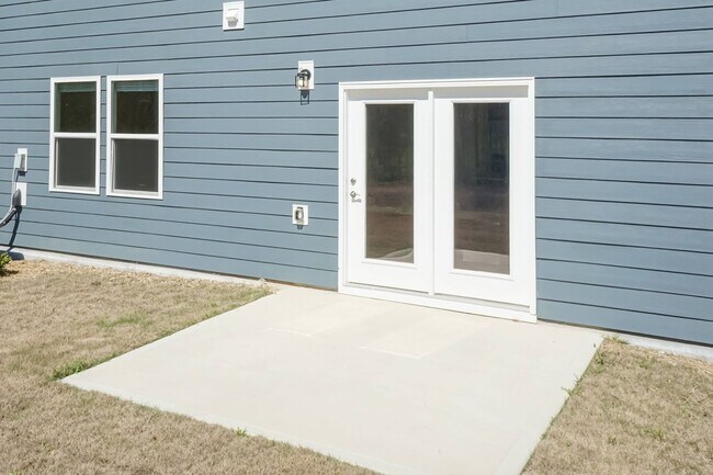 Building Photo - Three Bedroom Home!