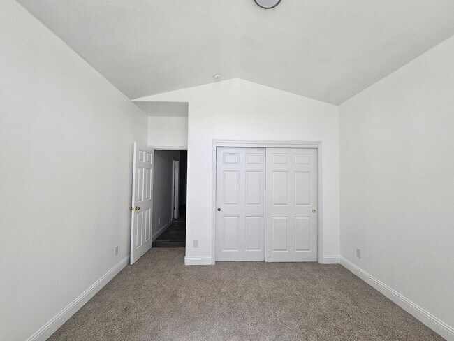 Building Photo - 4 Bedroom 2 Bath