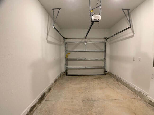 Building Photo - 697 Holly Lks Dr