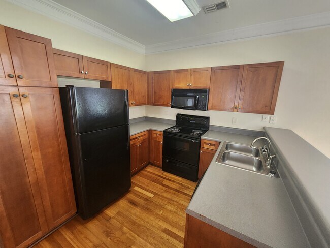 Building Photo - 2110 Lakeside Dr