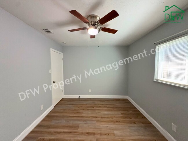 Building Photo - 8917 Vernon Dr