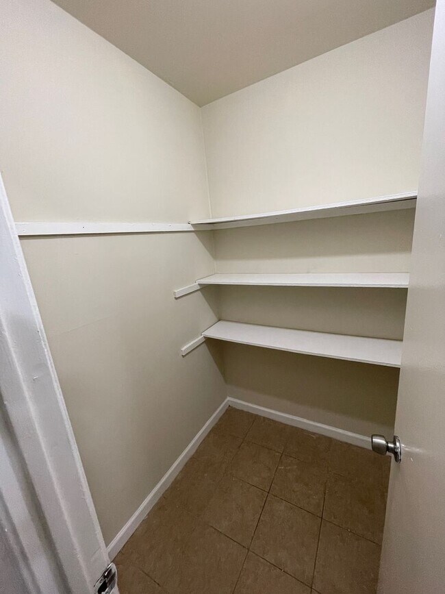 Building Photo - 2 BED 1 BATH 1ST FLOOR APARTMENT