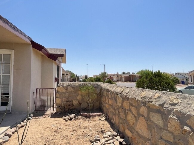 Building Photo - 3701 Trina Pl