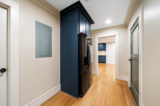Building Photo - Charming Downtown Home!